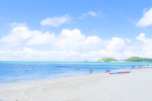 okinawa-photo: リゾートをゆったりすごす人々。オクマビーチにて。