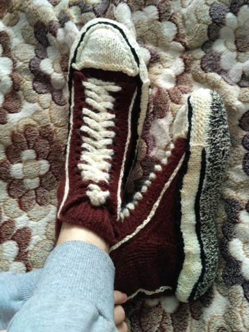 purple-rose-emporium: knitting-ace: mymodernmet: Iconic Converse Sneakers Get Reimagined as Cozy Kni