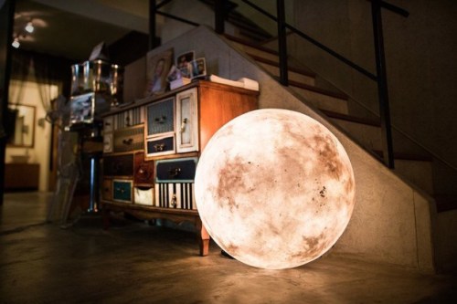 culturenlifestyle:  Luna Lamp by Acorn Studio Taiwanese design firm Acorn Studio has created a series of 7 different size lamps clled Luna, which mimic the beauty of the moon. Similar in color and shape, Luna is a hand crafted dimmable halogen light,