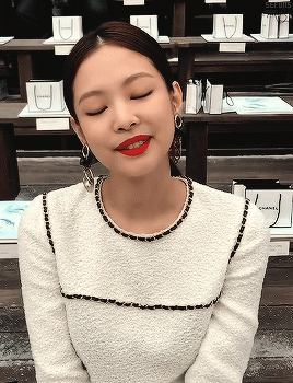 Jennie 190305 Chanel Paris Fashion Week Show