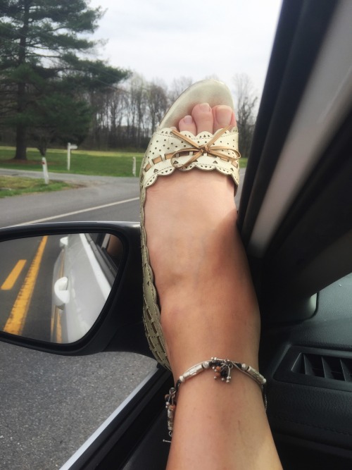 goddesskittytoes: Stuck in traffic.