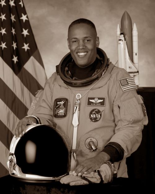 scienceyoucanlove: blackhistoryalbum:BROTHERS IN SPACE TOP: Col. Guion S. Bluford Jr. (US Air F