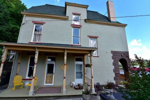 $73,900/6 br/3430 sq ftPomeroy, OHbuilt in 1894