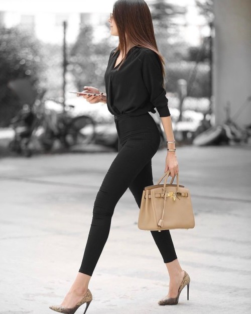 Merve Aydogdu rocks a classic style here, in a predominantly black spring outfit consisting of 