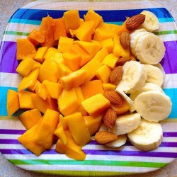 vegan-flower:  Just some mangoes, a banana,