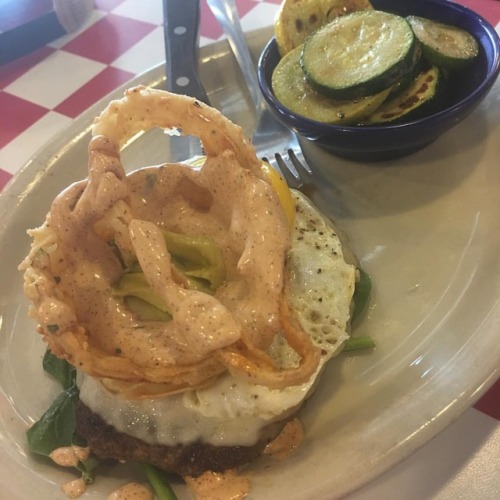 Now THATS a burger! . . . #fudruckers #burger #friedegg #grilledveggies #delicious #onionrings #heal