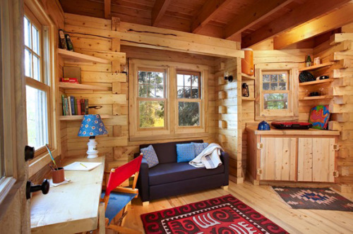 treehauslove:  Colorado Treehouse. A beautiful treehouse built on a 90-foot spruce. It has a heating; therefore, the house is perfectly comfortable in wintertime, and when the weather is warm the owners can have a picnic on the rooftop deck. Located in
