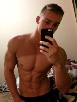 2hot2bstr8:this dude is fucking gorgeous….and