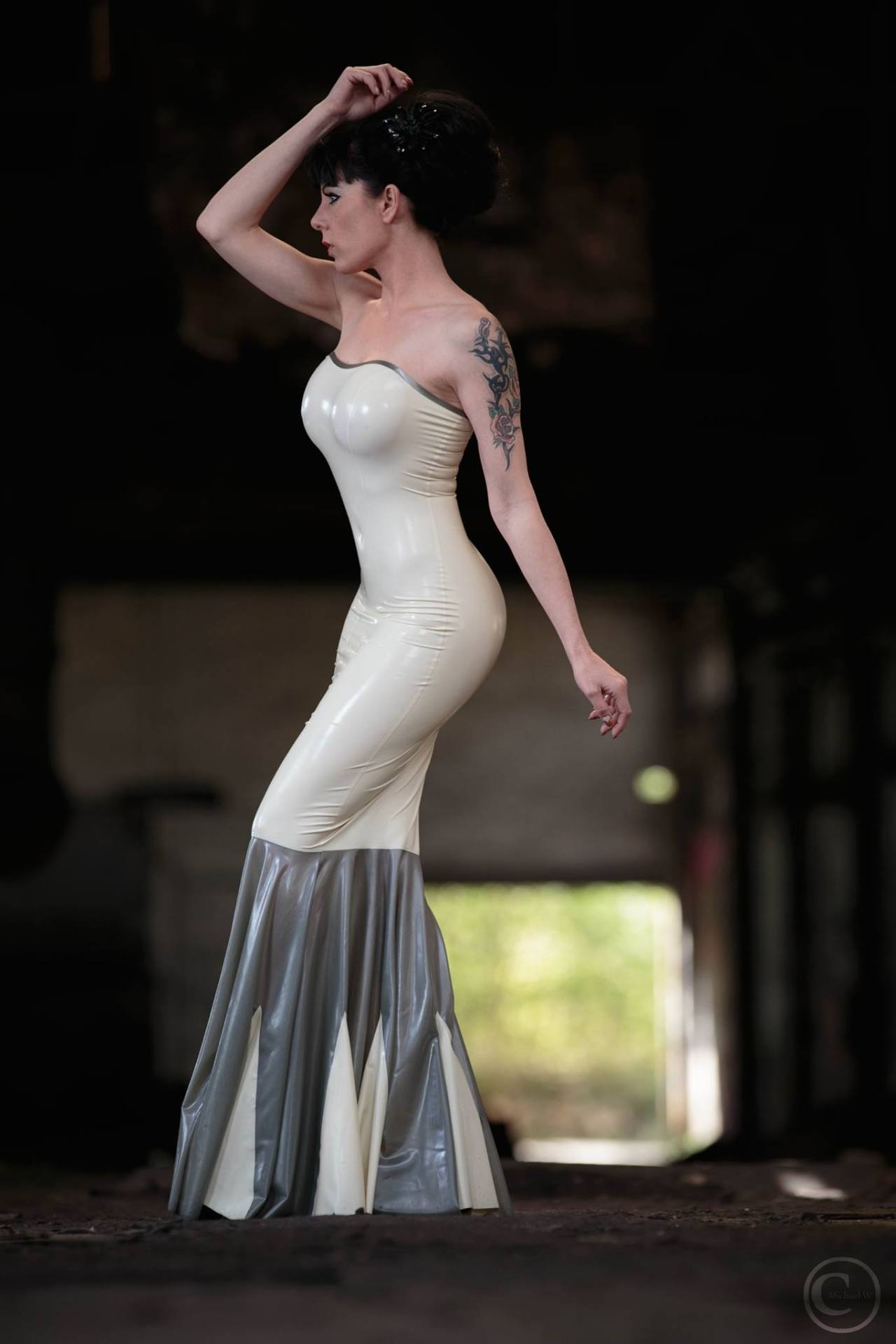 kneestogetherclothing:  La Trisha - Fetisch Model Foto: Michael WagnerNice Dress: mad