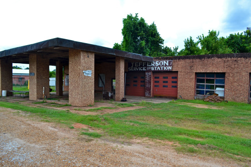 The abandoned Jefferson Service Station in Boyce, Louisiana, was definitely a complete service facil