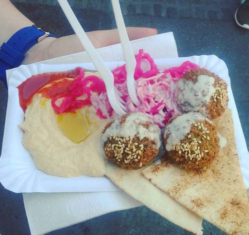 the best #falafel I&rsquo;ve ever eateeeen! #vegan #tahini #hummus #turnip #arabianbread #vegafest #