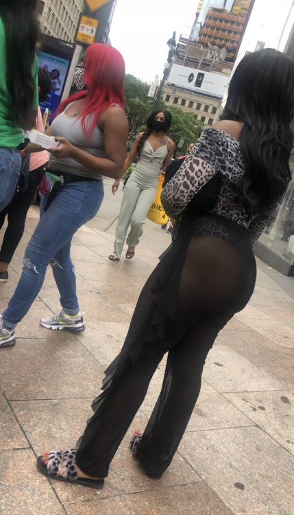 jhbootyreturns:Bitch had her ass all the out way in Midtown. Got busted at the end too!