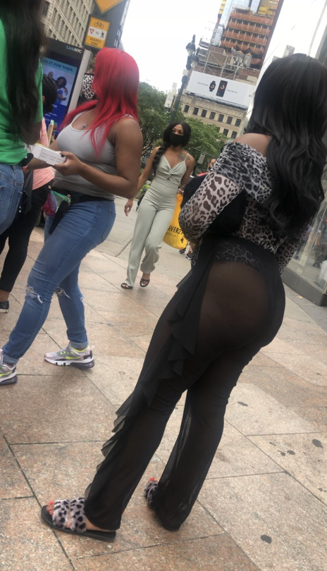 jhbootyreturns:Bitch had her ass all the out way in Midtown. Got busted at the end too!