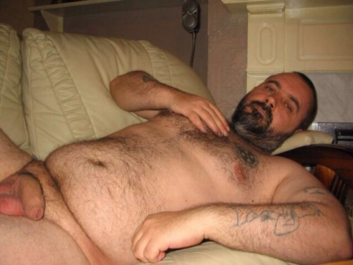 thickplumber:  I present you my Top10 Sofa Bears. Damn I love bears when they are lazy! 
