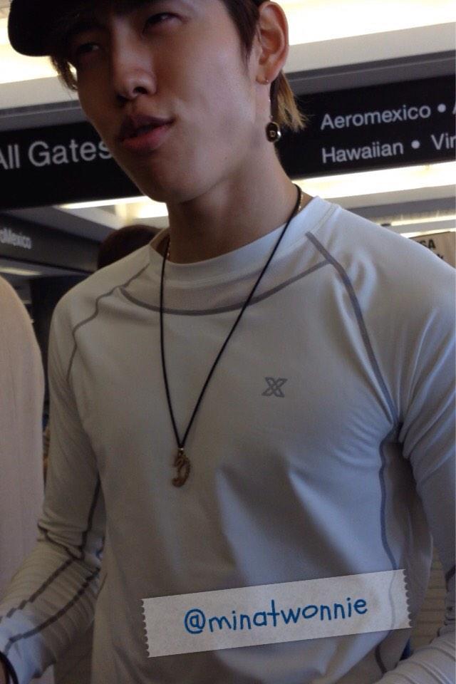hoyaholic-noona:  141029 A lucky fan’s encounter with the most amazing DW @ LAX