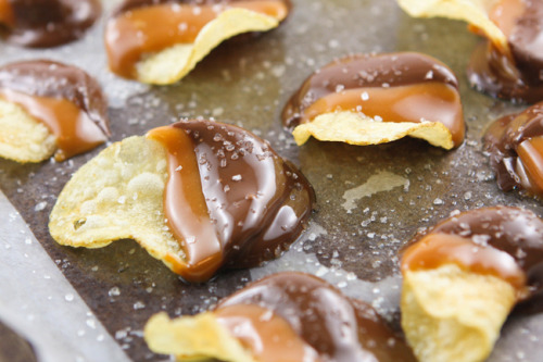 thecakebar:  Salted Caramel Chocolate Chips Tutorial {click link for full tutorial} OMG it’s a DIY Lays Chocolate Chips!  