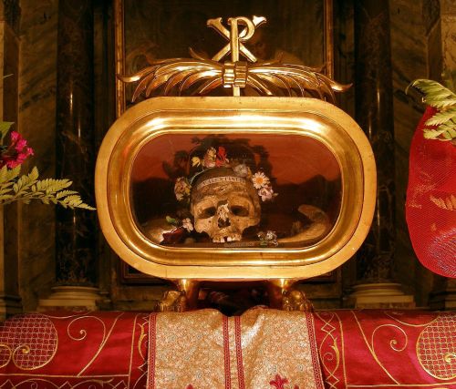 victorianink: the skull of Saint Valentine - a third-century saint - crowned with flowers in the Bas