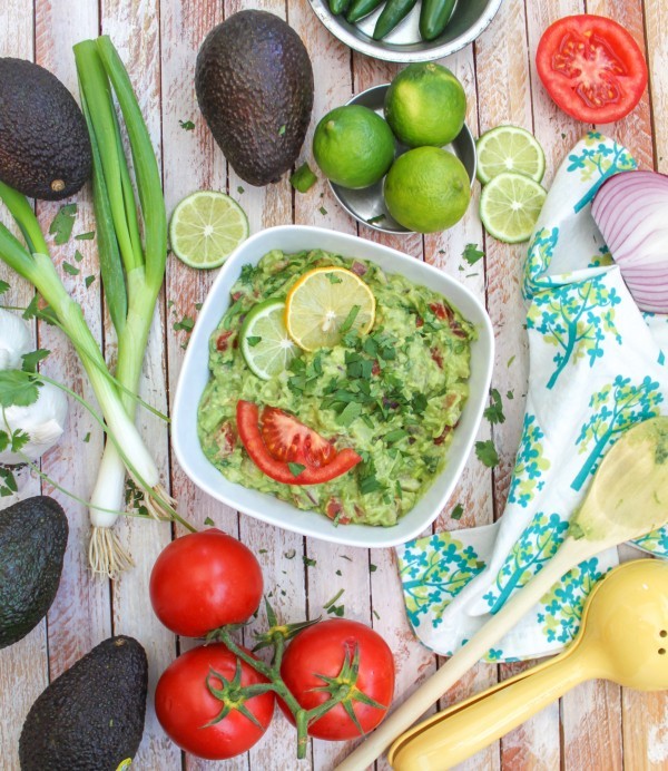 vegan-yums:  The best damn guacamole / Recipe