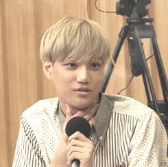 blondejongin:  touching his neck while he’s listening… 