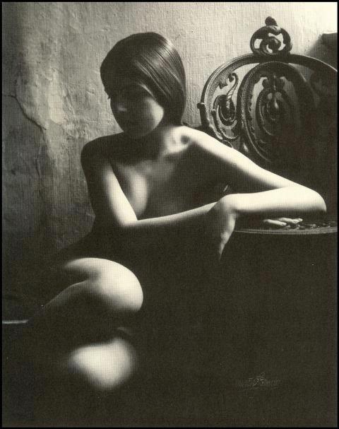 eroticarte:  La Musa Indiferente… Fotografía: C. Yarnall Abbott (1900) via: Aula