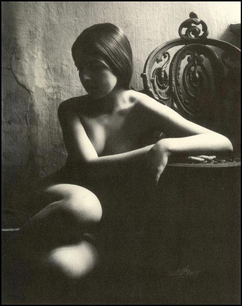 eroticarte:  La Musa Indiferente… Fotografía: C. Yarnall Abbott (1900) via: Aula de Especialización Fotográfica (FB) 