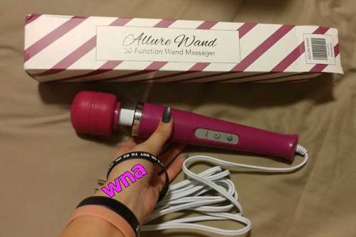 Okay so got a cool new product to review from @pinkbobtoys!!! You all know I’ve been wanting a wand so bad and so this was like 😍😍😍. I would give this about an 8/10. It works really well. It is powerful, but not quite as powerful as I feel