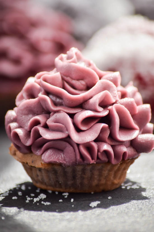 sweetoothgirl:Sugar Plum Cupcakes