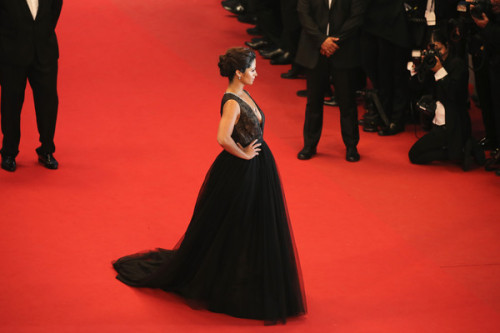 Camila Alves (in Gabriela Cadena) attends the premiere of “The Sea Of Trees” during the 