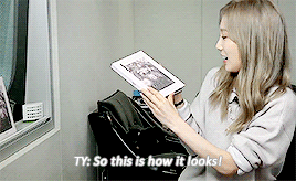 soonqus:taeyeon showing off her new album~ 