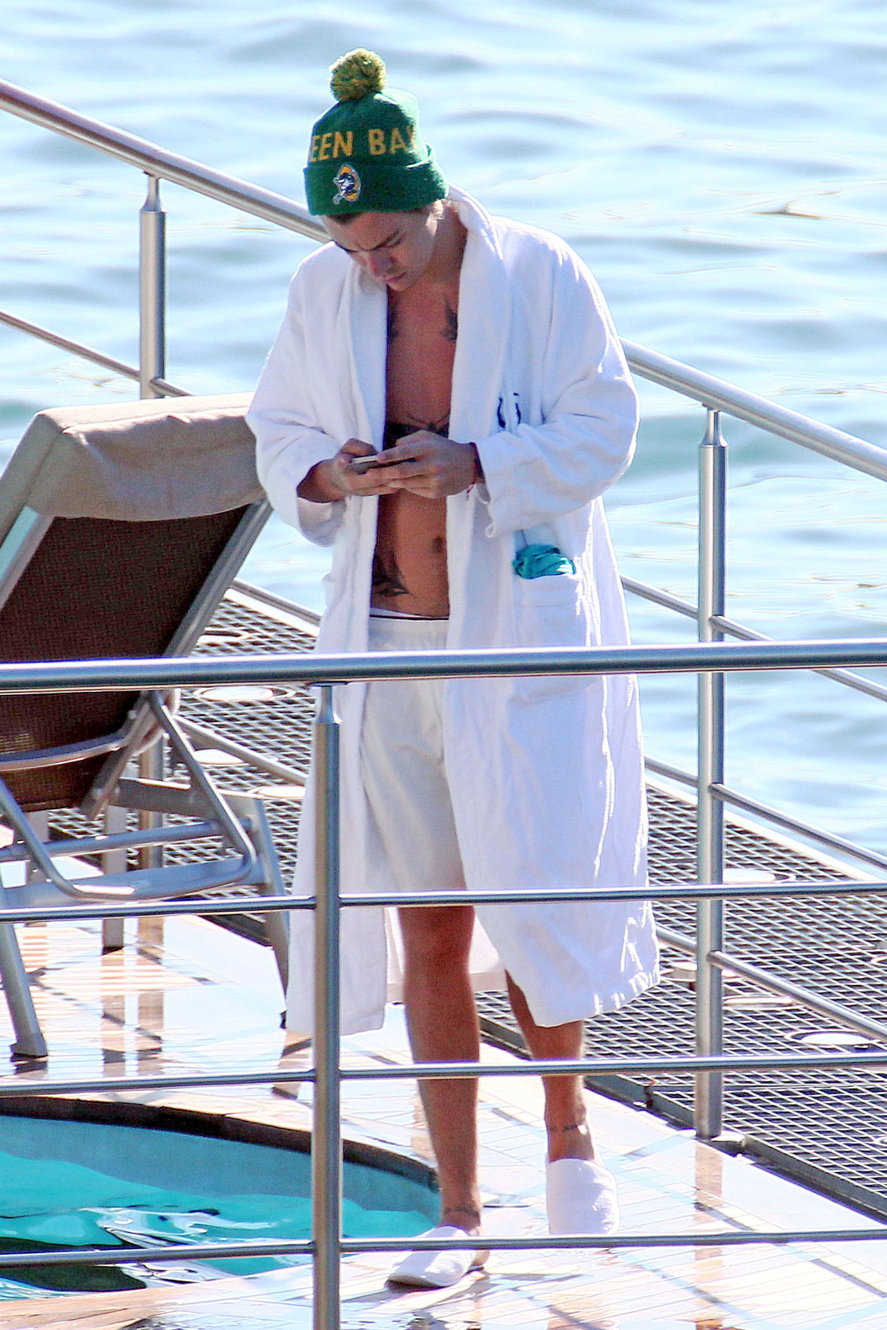 direct-news:  HQ’s - Harry unwinds with a relaxing day by the pool in Lake Como,
