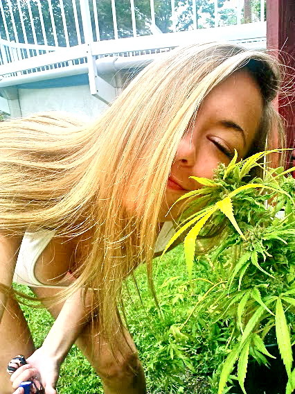 girlsthatloveweed:  Thats one happy girl!