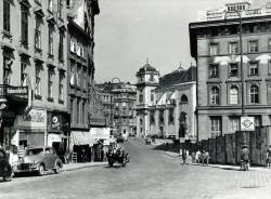 wearevintagevienna:Ein Spaziergang Richtung Freyung in der Innenstadt im Jahr 1952 (© Ernst Rassl Privatarchiv)