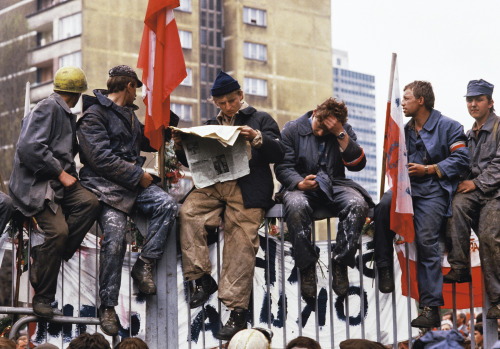 polandgallery:HISTORY OF POLAND IN 10 STEPS:#9 Workers’ Protests: SolidarityPhoto: Workers in 