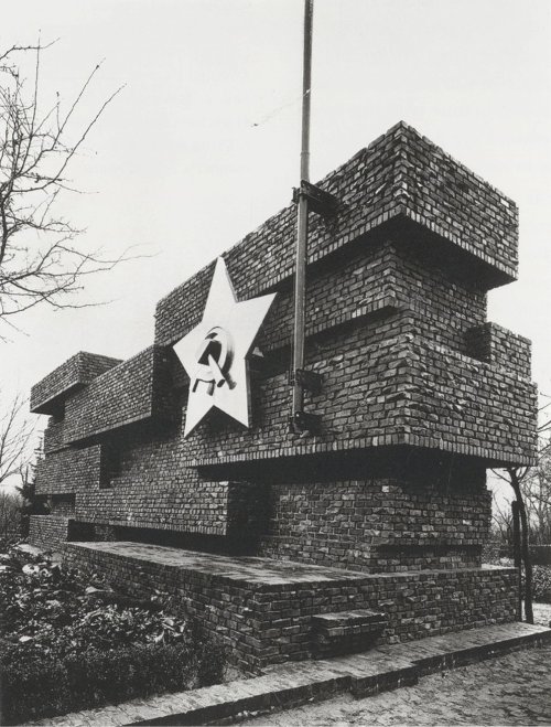 furtho:Ludwig Mies van der Rohe’s monument to Rosa Luxemburg and Karl Liebknecht, Berlin (via agua_a