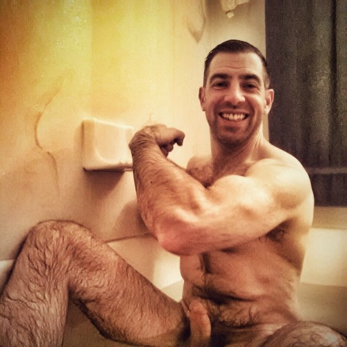 wiscthor2: A nice bath after trimming off the beard!  See more of me at http://wiscthor2.tumblr.com/ 