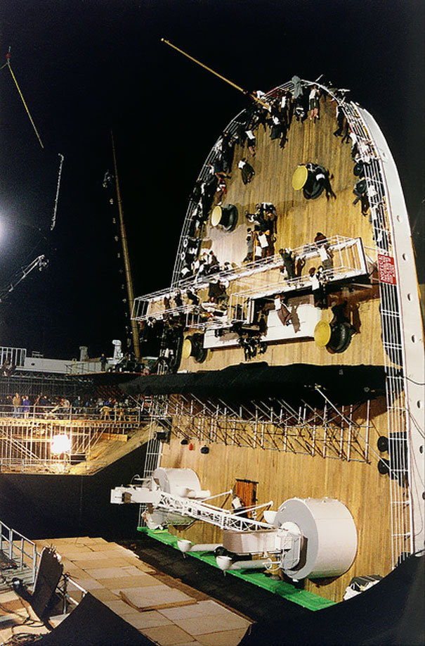 trendingly:  13 Behind The Scenes Shots From Popular Movies [Full List] 