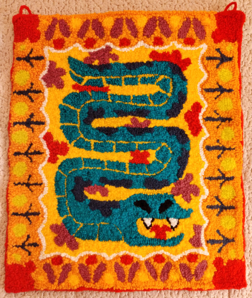 funzos:funzos:  snake rug/wall hanging done!! 🐍♥️🌼50 x 41cm, acrylic yarn and felt backing   la viborita has officially been sold!