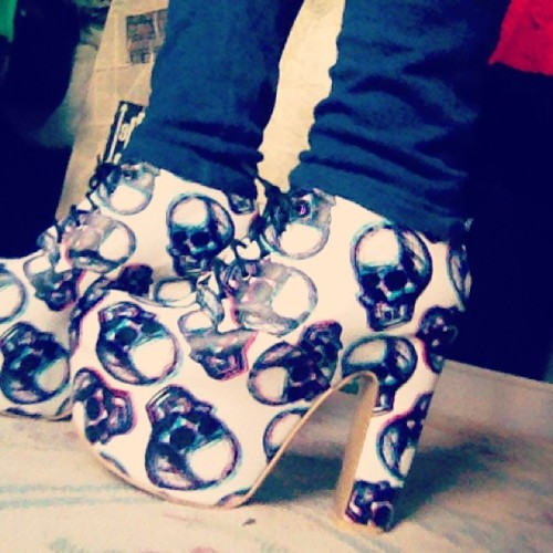 Got these today….so torn because I love them but thy are just a bit too small. Not enough to not fit but they hurt after a little while :( what do I do?!?!?! #help #beserk #hipster #highheels #skulls #platformheels 