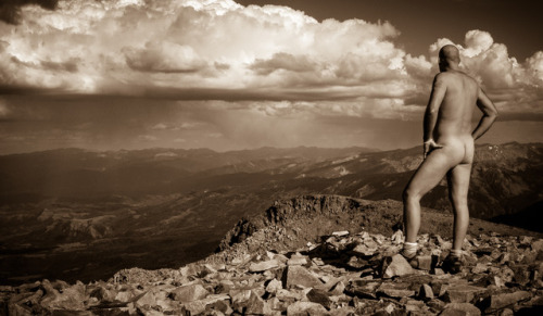 mynakedlife-rb:Standing atop Mt Sopris overlooking the Aspen Valley near Carbondale, Colorado.