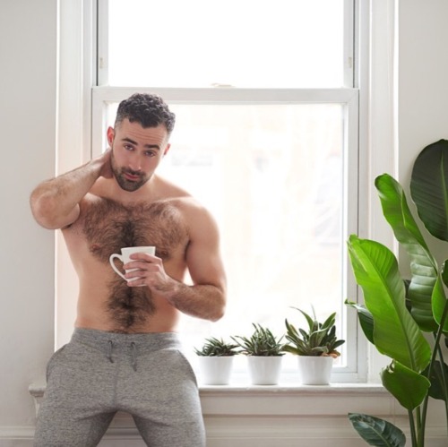 insta-hunk:  Instagram: @theqahwa