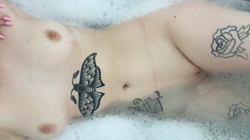 gettheblondewet:  Bathe with me?