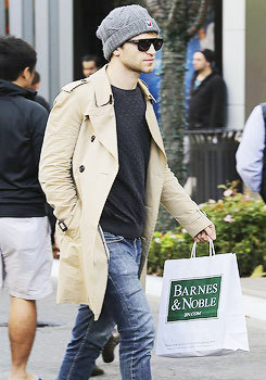 keeganallennews:  Keegan spotted shopping at Barnes and Noble in LA (12/12/14) 