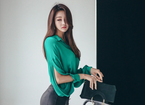 Park Jung YoonBlack Skirt Green Sleeveless BlouseFull Set @ parkjungyoon.blogspot.ca/20