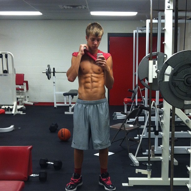 just-a-twink-again:  milkshakeboys:  milkshake boys  awesome abs 