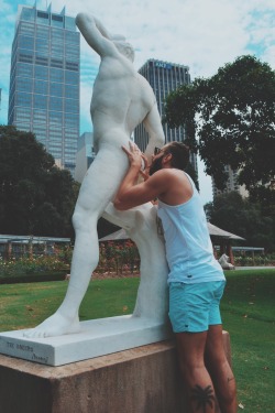 gaykinq:  anxietits:  Just checking out local statues in the park in Sydney hehe :)  Want