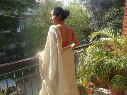 mumbaiswingers:  coolmanindia: godaddygo:     aunty   Her sarees are drool worthy