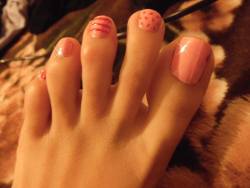 barefootwomen101:  sundaysfeet:  sweety toes ^.^this photo set is very delicious!You must get it ;)               