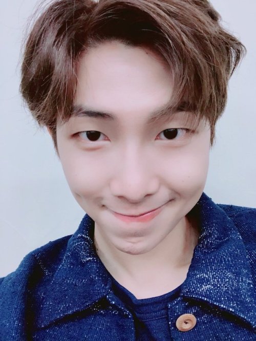 180427 RM’s Tweet오늘도 힘내보겠읍니다 #RM pic.twitter.com/dS1hNON6npToday as well, I’ll work hard #RMTrans cr