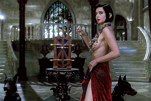 sandraoh:Isabella Rossellini as Lisle Von Rhuman in Death Becomes Her (1992).It probibly says someth