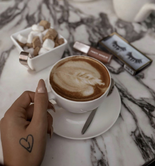 lottietomlinson: taking my lashes for coffee